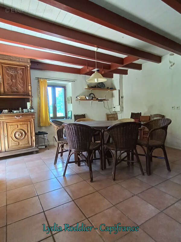 Fermette 10 pièces - grande grange - Rare à SAINT VICTOR MONTVIANEIX (63550) en Auvergne-Rhône Alpes - photo 3