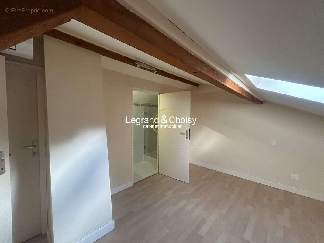 pièce 2 à l'étage avec salle d'eau - Maison à FOULAYRONNES