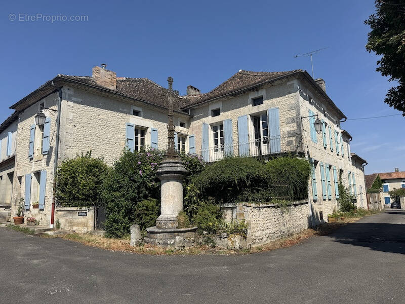 Maison à SALLES-LAVALETTE