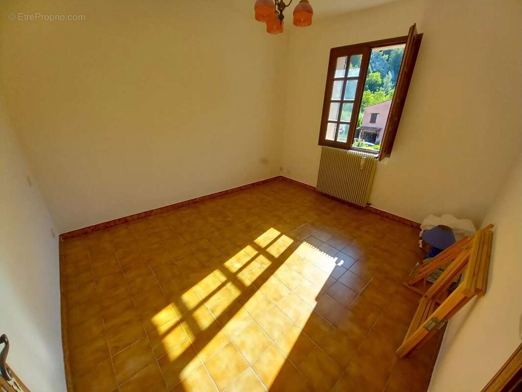 Maison ind avec terrain constructible + 2p ind + grand garage - photo 9