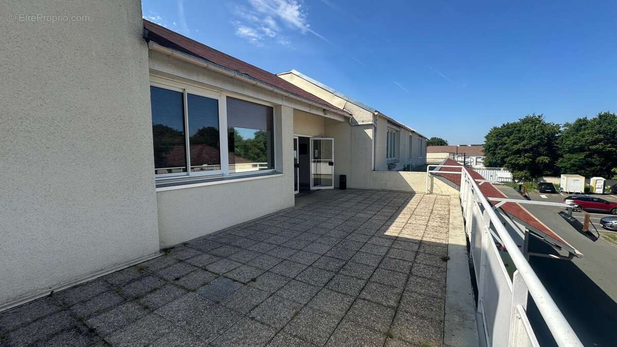 Commerce à VOISINS-LE-BRETONNEUX