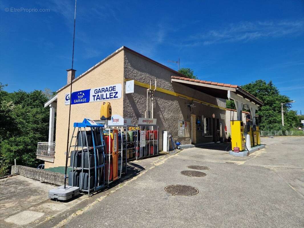 Garage professionel, station essaence et maison d'habitation - photo 13
