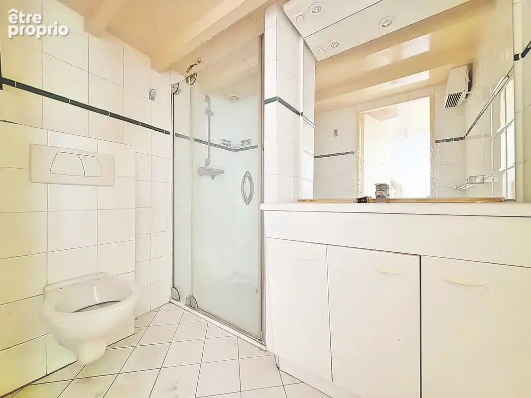 Grand studio avec très belle hauteur sous plafond - photo 8