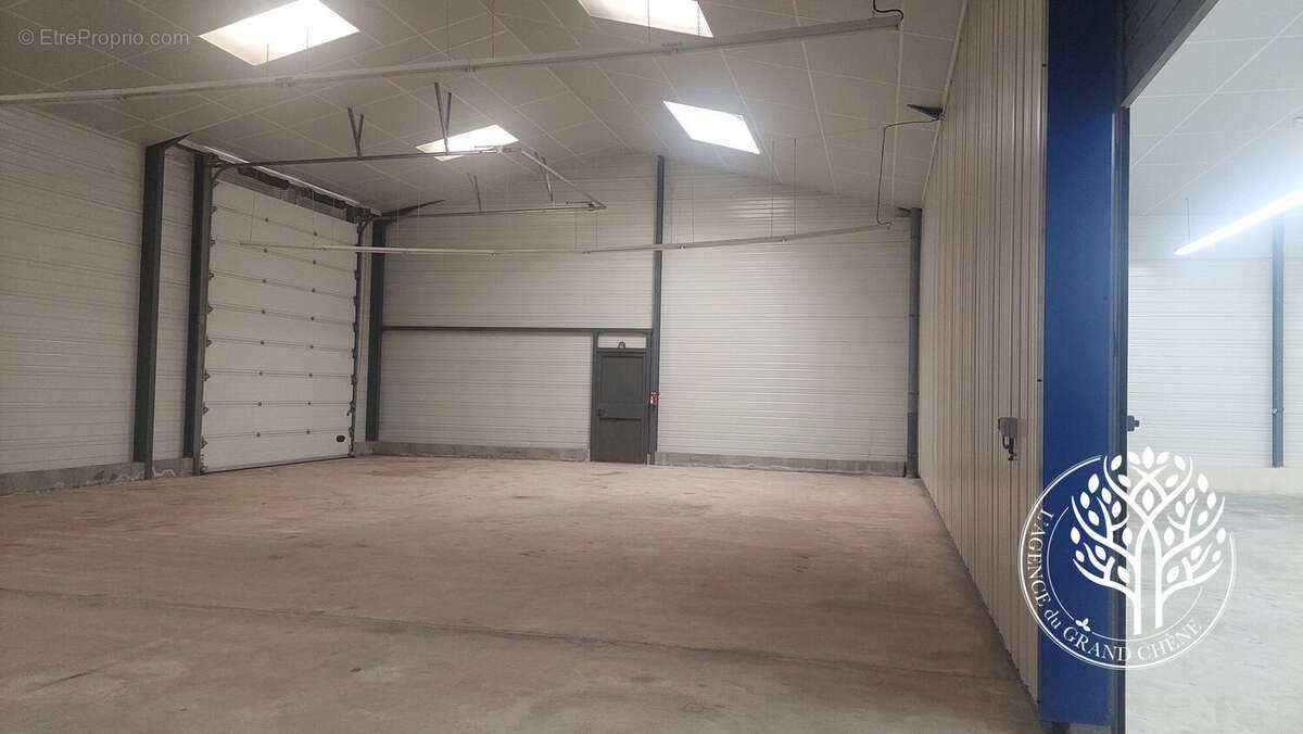 porte manuelle alu en extérieur - Commerce à ROCHEFORT