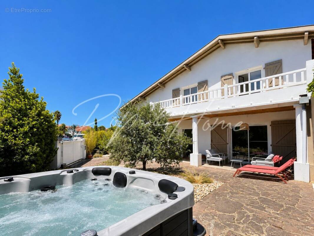 Espaces extérieurs ? Propriété principale - Maison à ANGLET