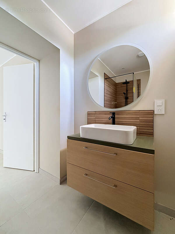 Apprtement entièrement rénové dans petite copropriété - photo 6