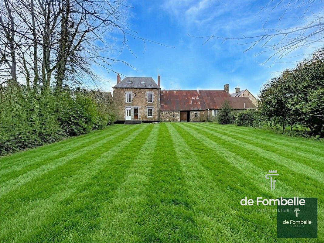 Maison à SAINTE-MARGUERITE-DE-CARROUGES