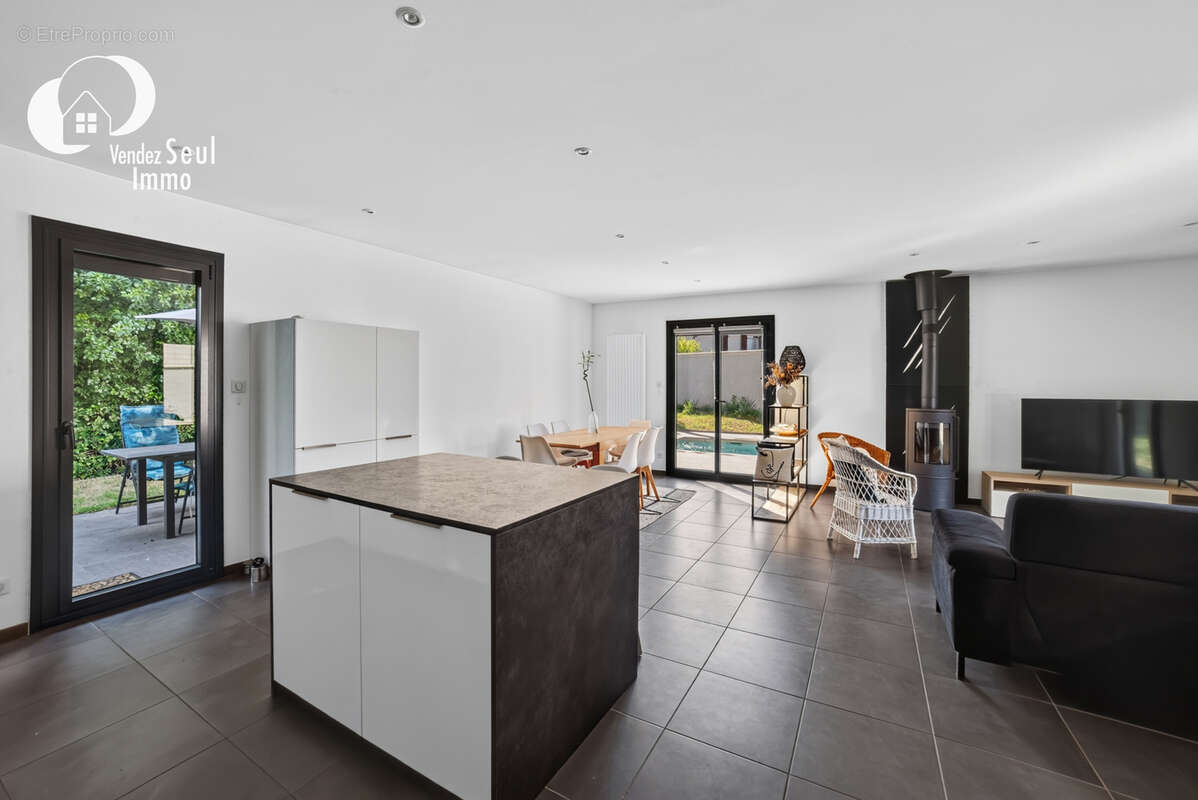 Maison  4 pièces sur terrain 990 m2 avec piscine - photo 3