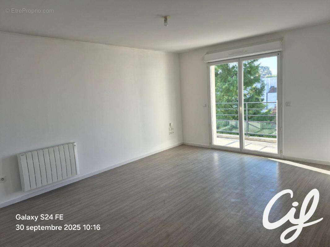 Appartement T3 Z.A.D., Z.I. Nord - 66.25 m2  149 000 Euros - photo 2