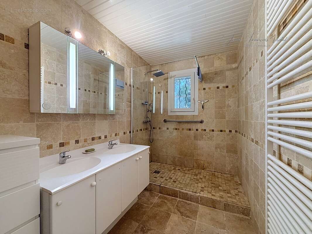 Bouchet – Maison de plain-pied avec piscine chauffée, spa et 2 garages - photo 12