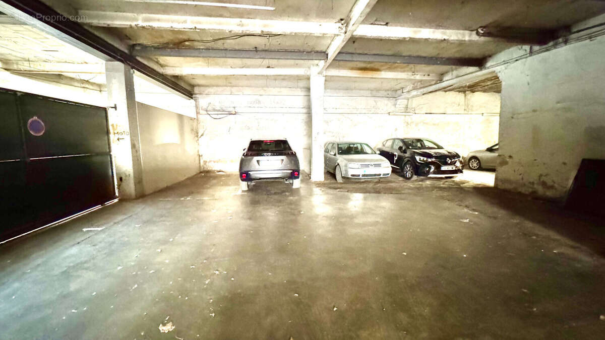 Garage/parking/box/garages à motos, fermés et sécurisés. - photo 5