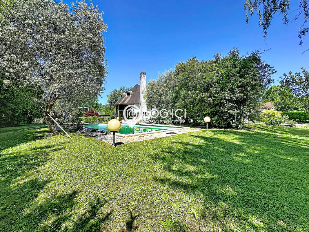 NAY - Vente Maison familiale atypique T9 sur 3 niveaux avec piscine - photo 4