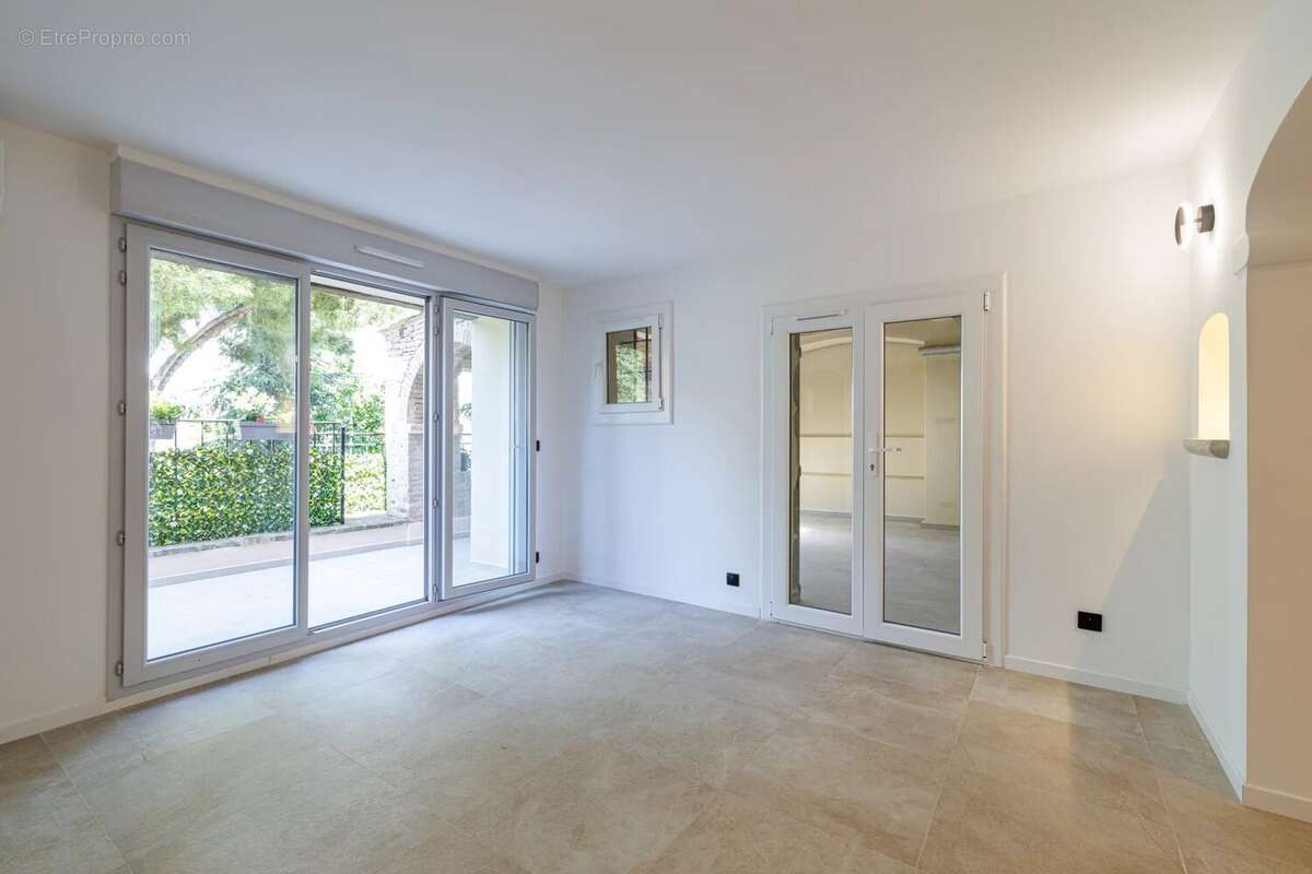 Appartement à SAINT-LAURENT-DU-VAR