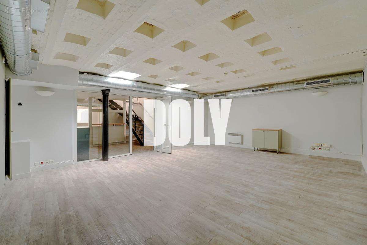 Commerce à PARIS-8E