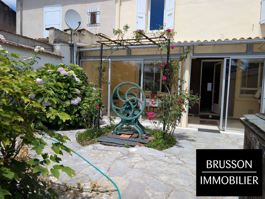 Véranda avec terrasse et puit - Maison à CASTRES