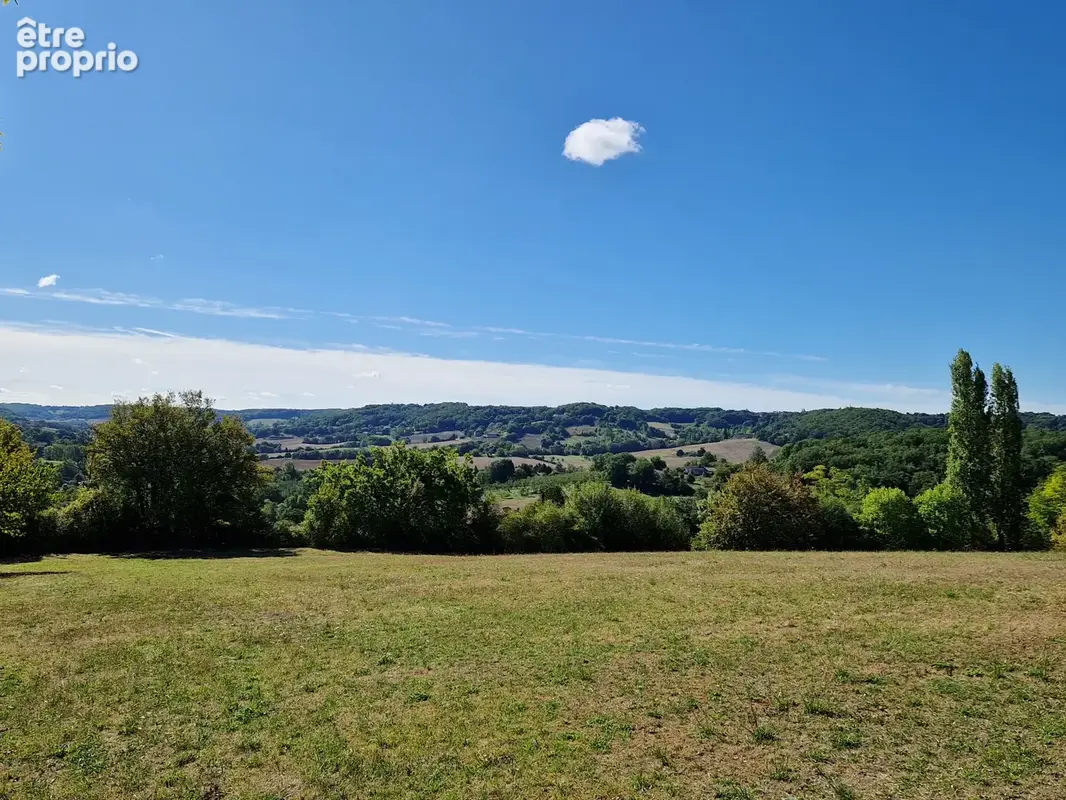 Sur les hauteurs d'Hautefage, vue MAGNIFIQUE. Ensemble immobilier Maison-Grange-Longère en pierre à rénover. - photo 3
