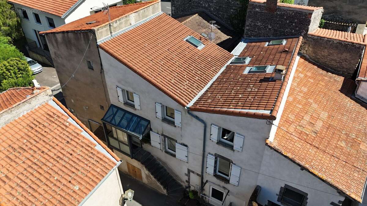 Maison à PERIGNAT-LES-SARLIEVE
