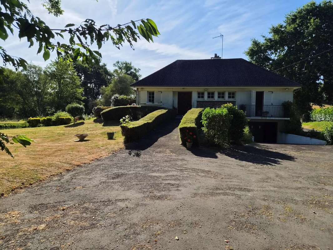 Laval maison de 105 m2 habitable a rafraichir avec terrasse avec vue sur un etang et 7300 m2 de terrain - photo 2
