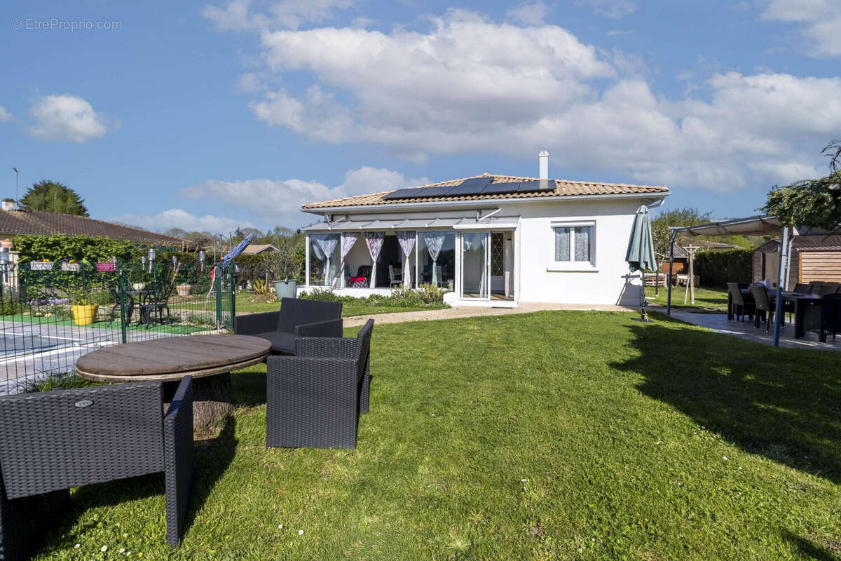 panneaux photovoltaïques - Maison à PINEUILH