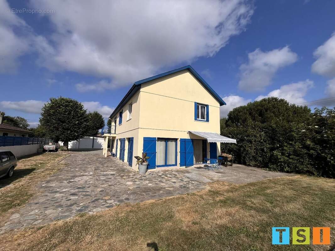 Maison rénovée 151 m²  4 chambres  Terrain 2120 m²  Piscine  Triple garage - photo 2