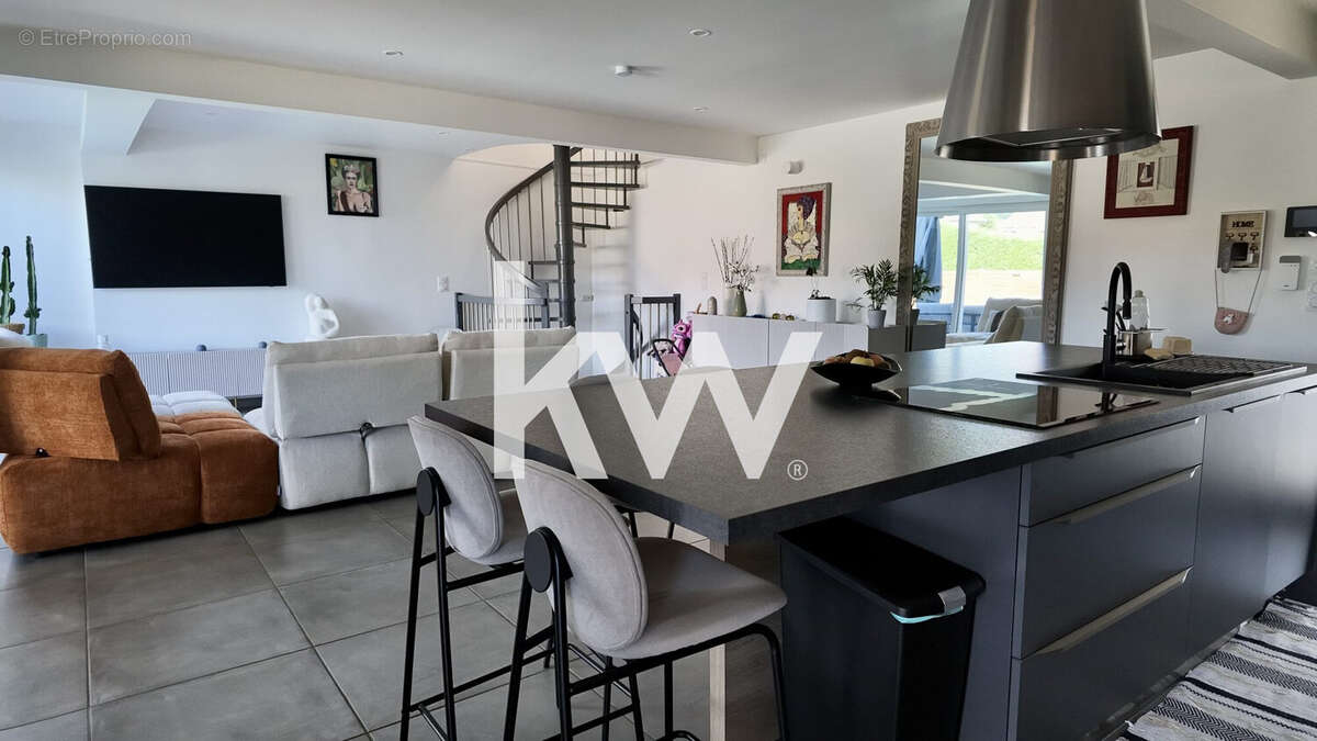 Maison 170 m² à Le Chambon-Feugerolles  - photo 5