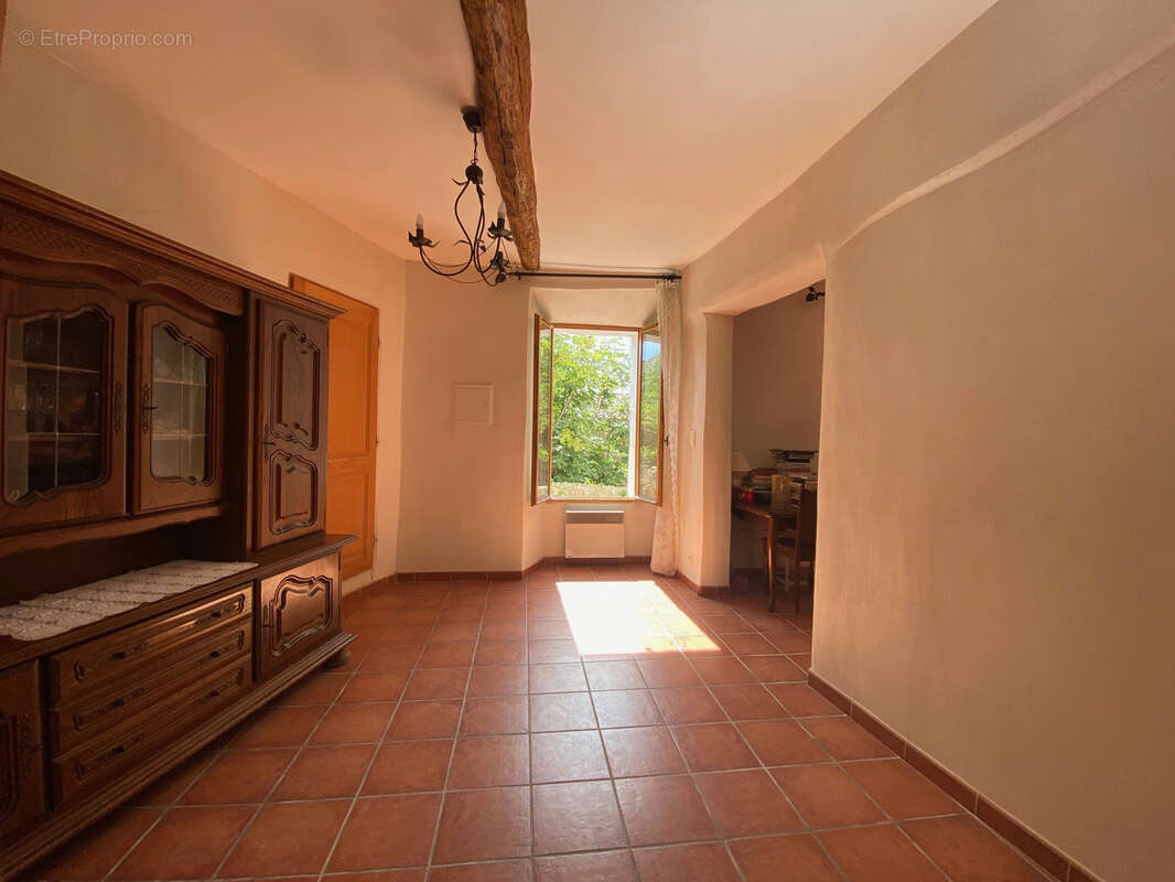 Maison à LA ROQUE-SUR-PERNES