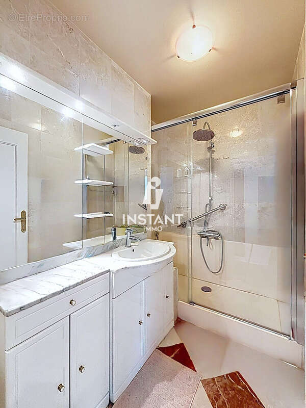 Appartement à CHARENTON-LE-PONT