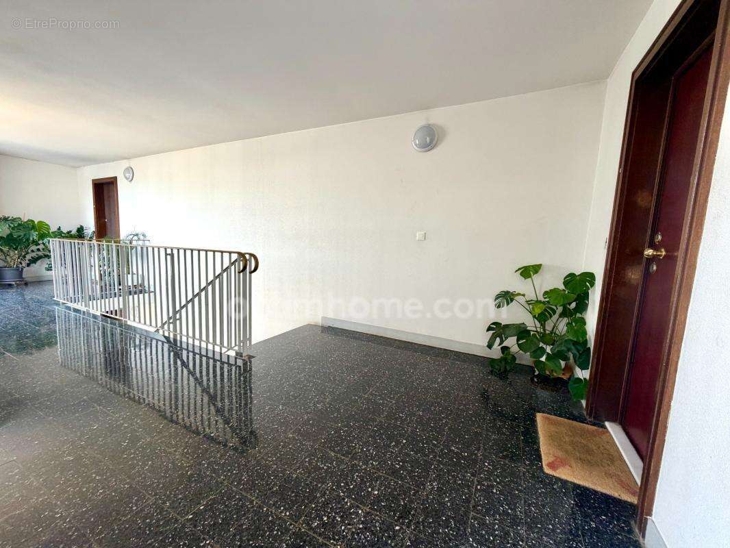 Appartement 4 pièces, 3 chambres / balcon / cave / parking / terrain de tennis - photo 3