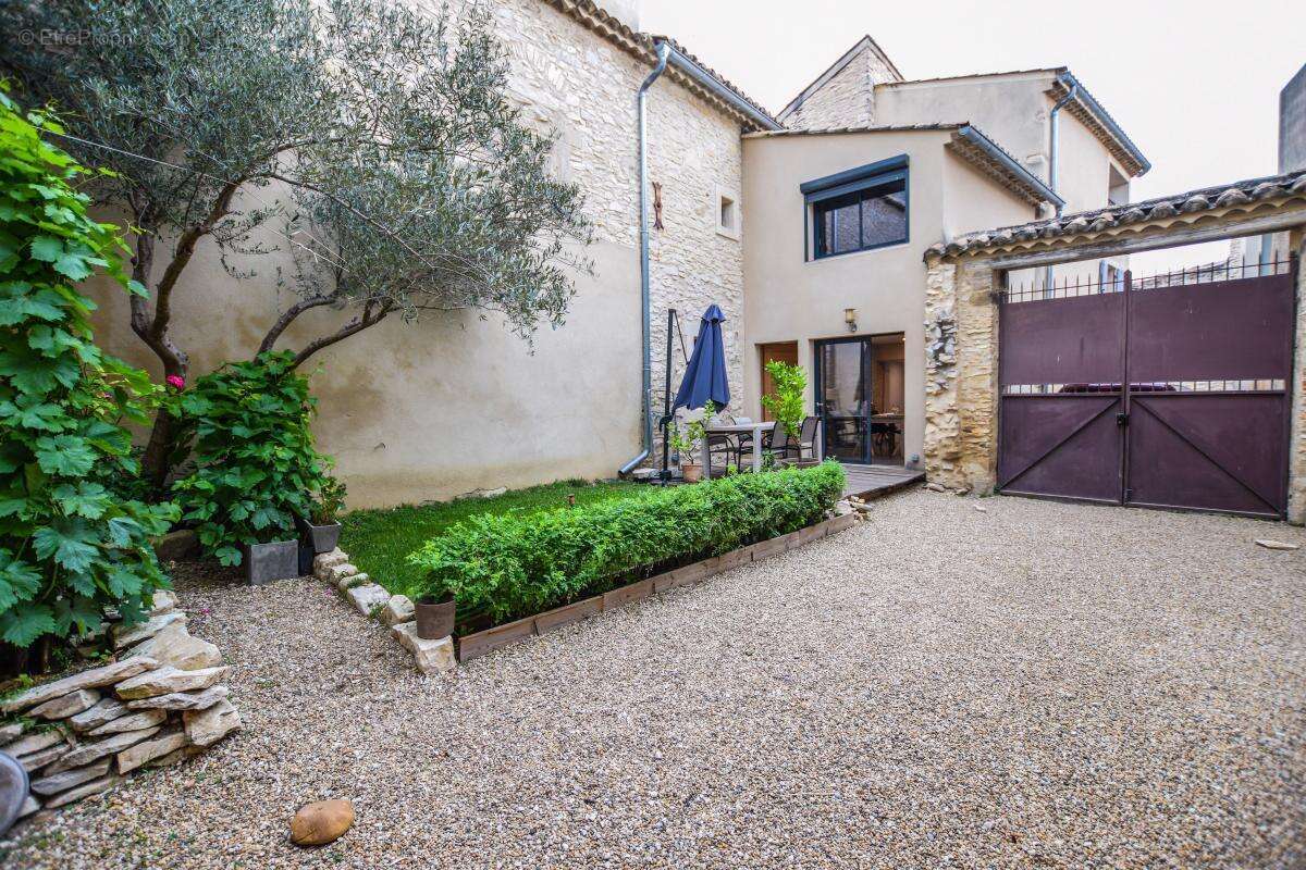 Maison de village en pierre avec cour intimiste à Tavel, en parfait état - photo 4