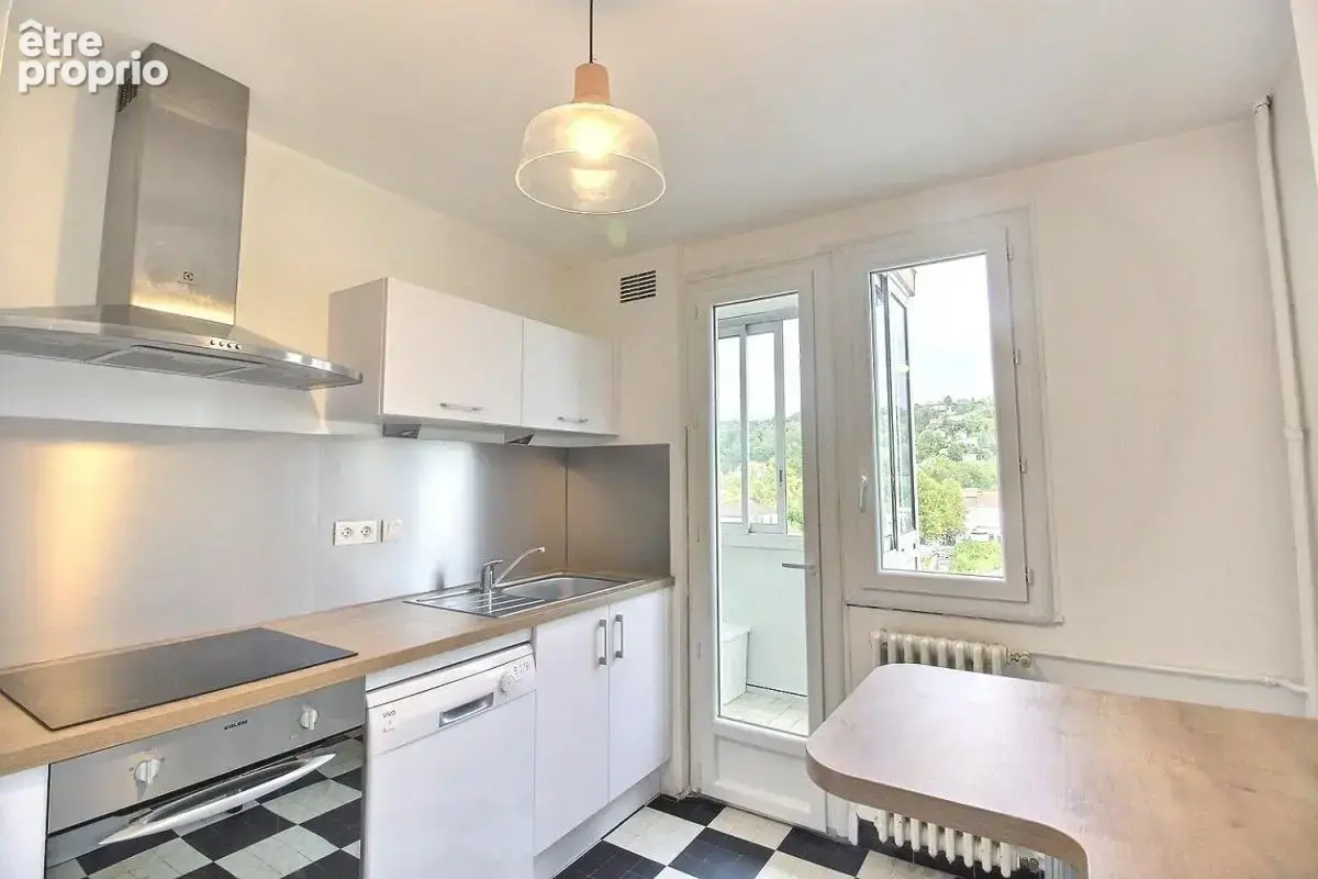 Appartement T3 sur la commune de BOURGOIN-JALLIEU (38300) - photo 2