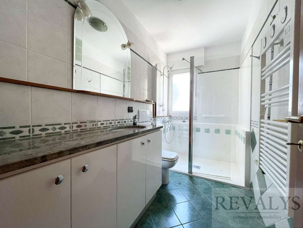 Appartement à SAINT-LAURENT-DU-VAR