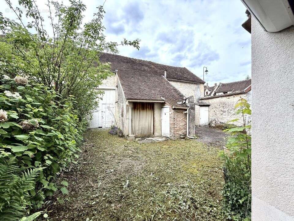 Maison de caractère avec dépendances et fort potentiel au - photo 11