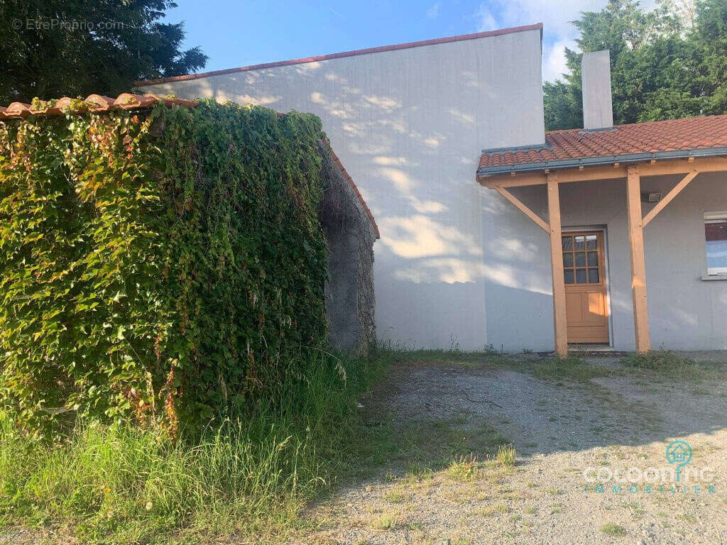 Maison à SAINT-CHRISTOPHE-LA-COUPERIE