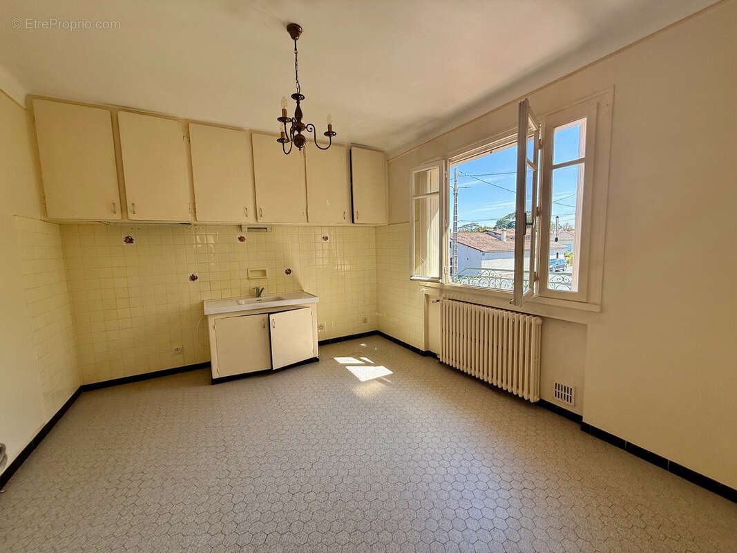 Maison des années 70 à Villeneuve-sur-Lot Rive droite Située dans un quartier prisé à deux pas du centre-ville, cette maison des - photo 3