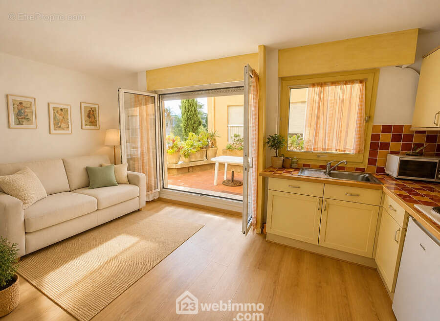 Un séjour lumineux ouvert sur l?extérieur offrant une belle continuité dedans-dehors. - Appartement à SAINTE-MAXIME
