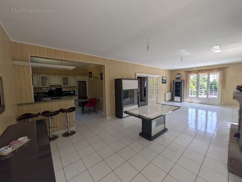 Priziac propriété composée d'une maison de type néo bretonne de 8 pieces en tres bon etat general grande dépendances parcelle de - photo 6