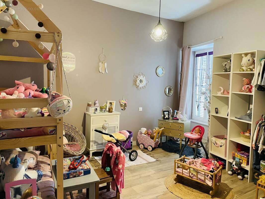 Maison 220 m² à Gemozac  - photo 9