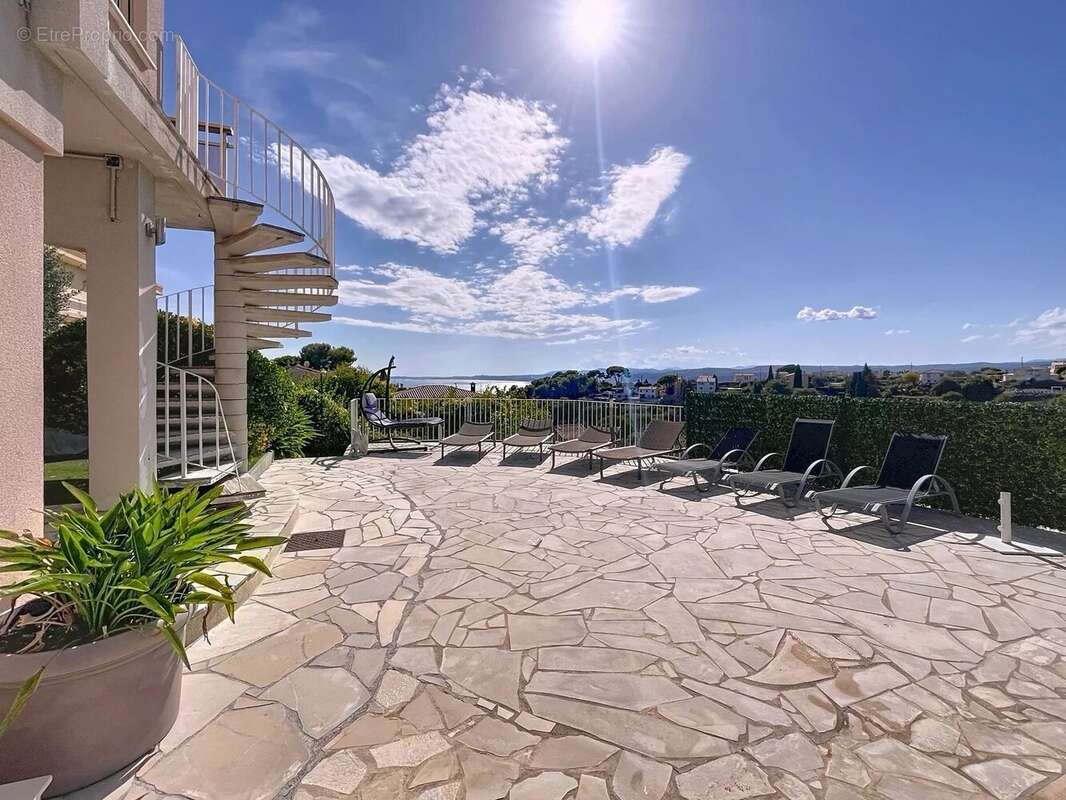 Maison à SAINT-LAURENT-DU-VAR