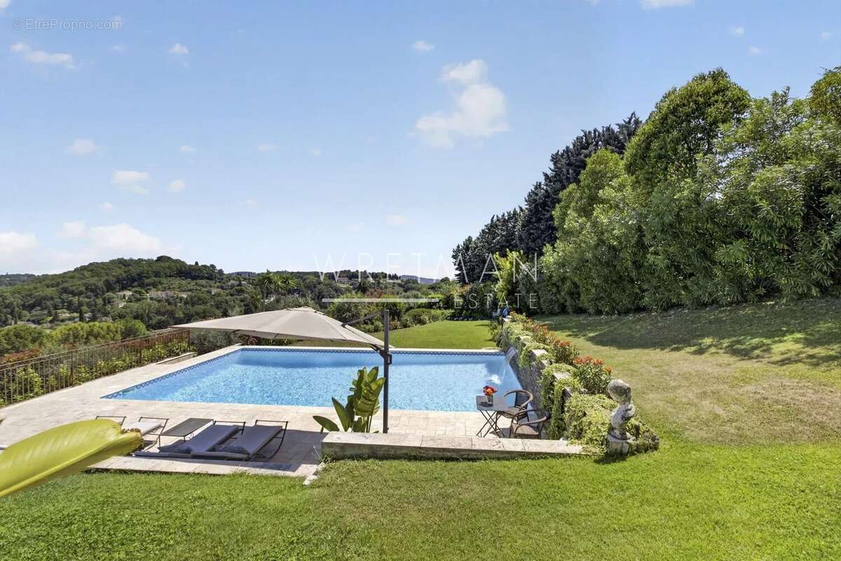 Maison à CHATEAUNEUF-GRASSE