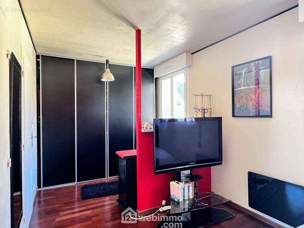 ... avec partie dressing... - Maison à MONTREUIL-JUIGNE