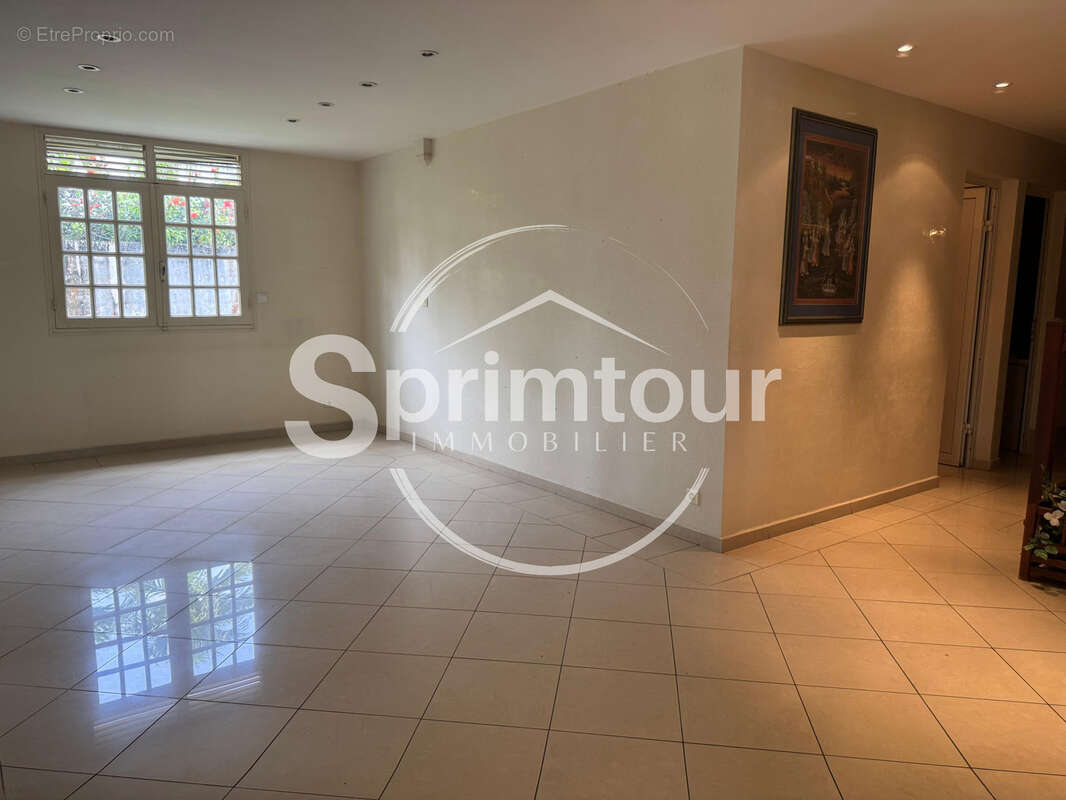 À VENDRE   BAIE-MAHAULT Villa Créole T6 avec Piscine sur Terrain de 1000 m2 - photo 9