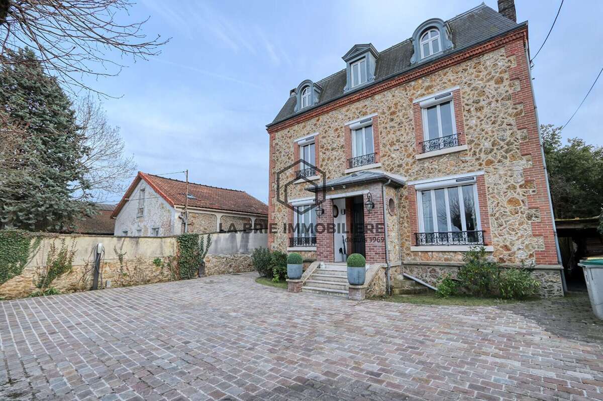 Maison 235 m² à Villecresnes  - photo 3