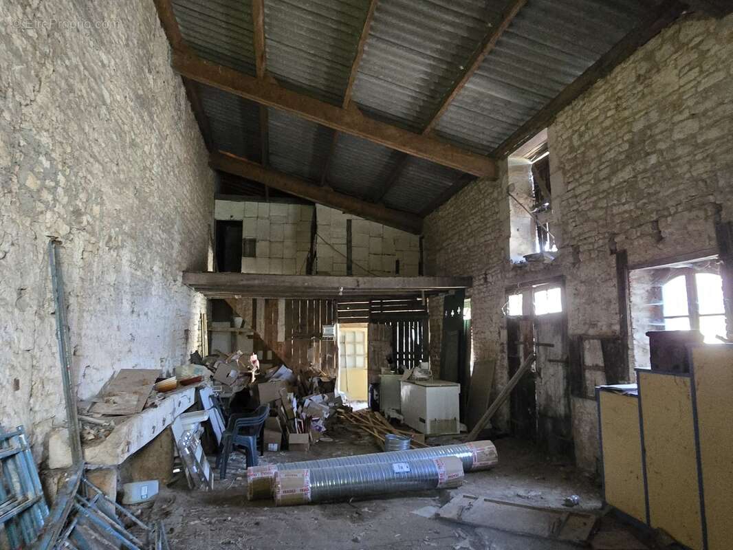 Immeuble à vendre FONTENAY LE COMTE (85) - photo 2