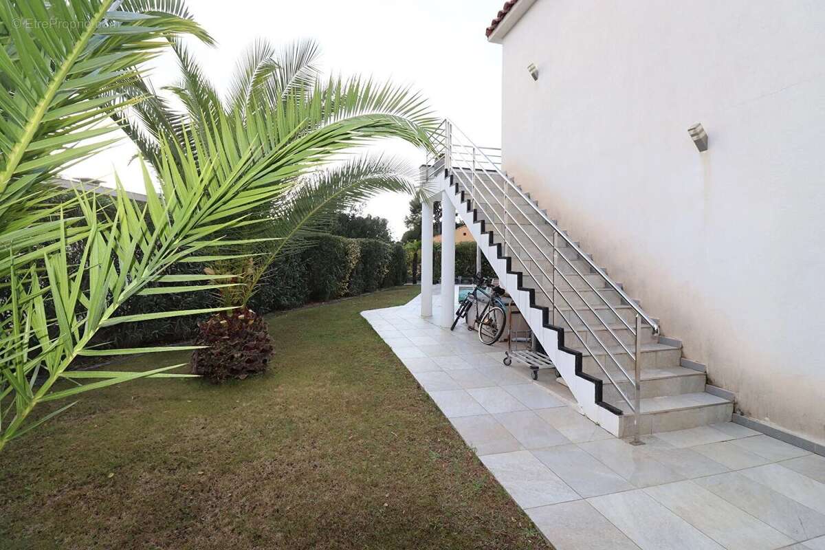 Maison à SAINT-CYR-SUR-MER