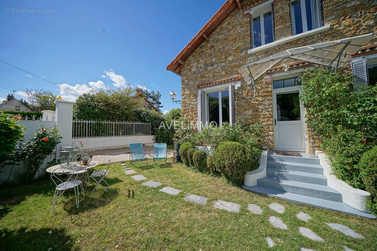 Maison à LA QUEUE-LES-YVELINES