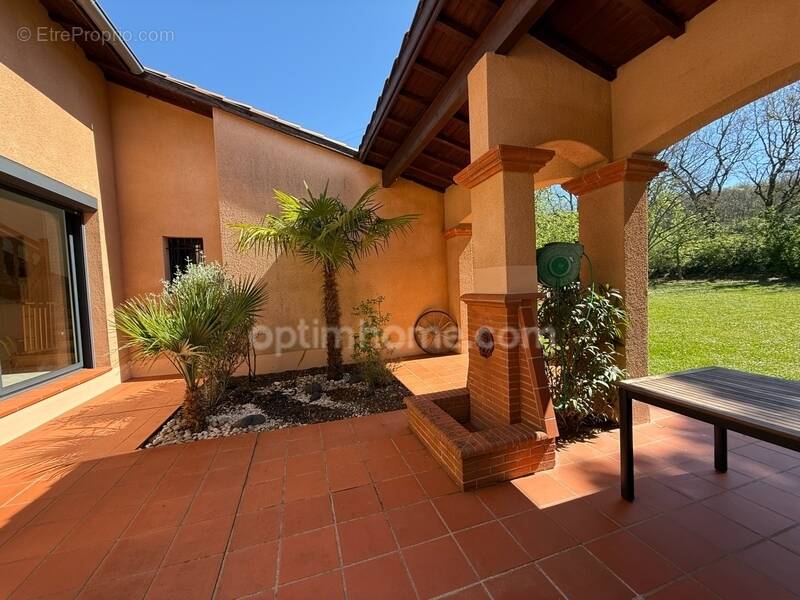 Maison à MONTAIGUT-SUR-SAVE