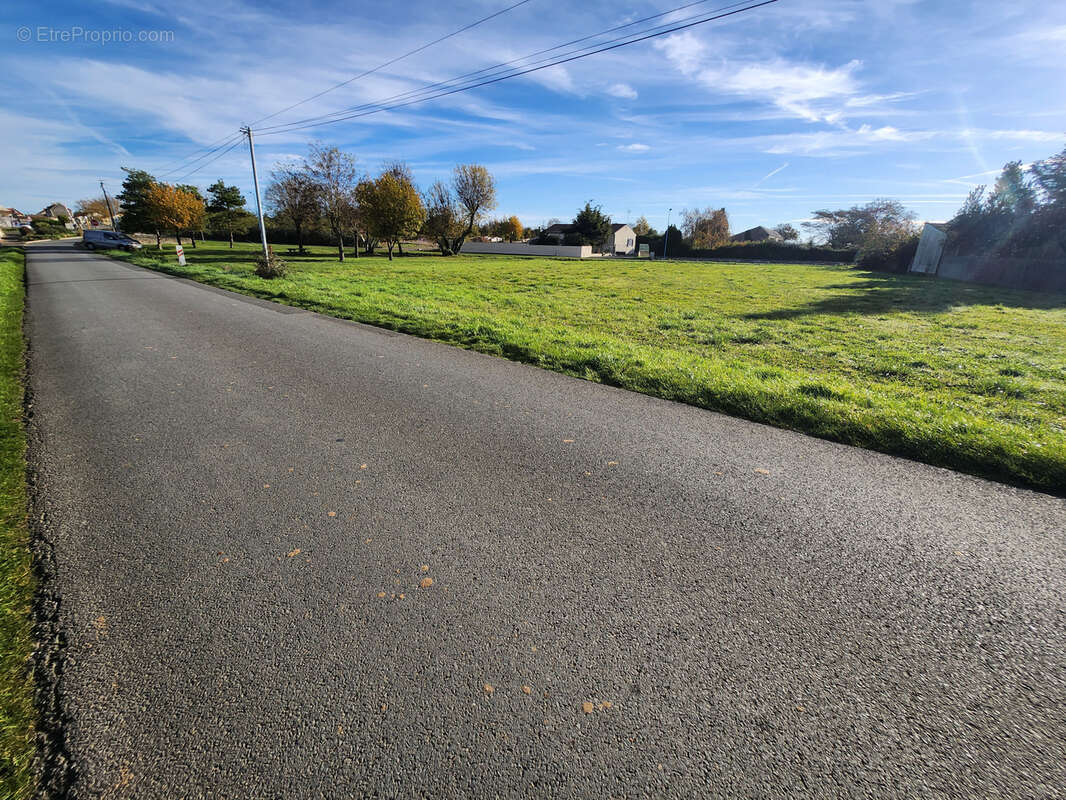 Terrain à LES MAGNILS-REIGNIERS