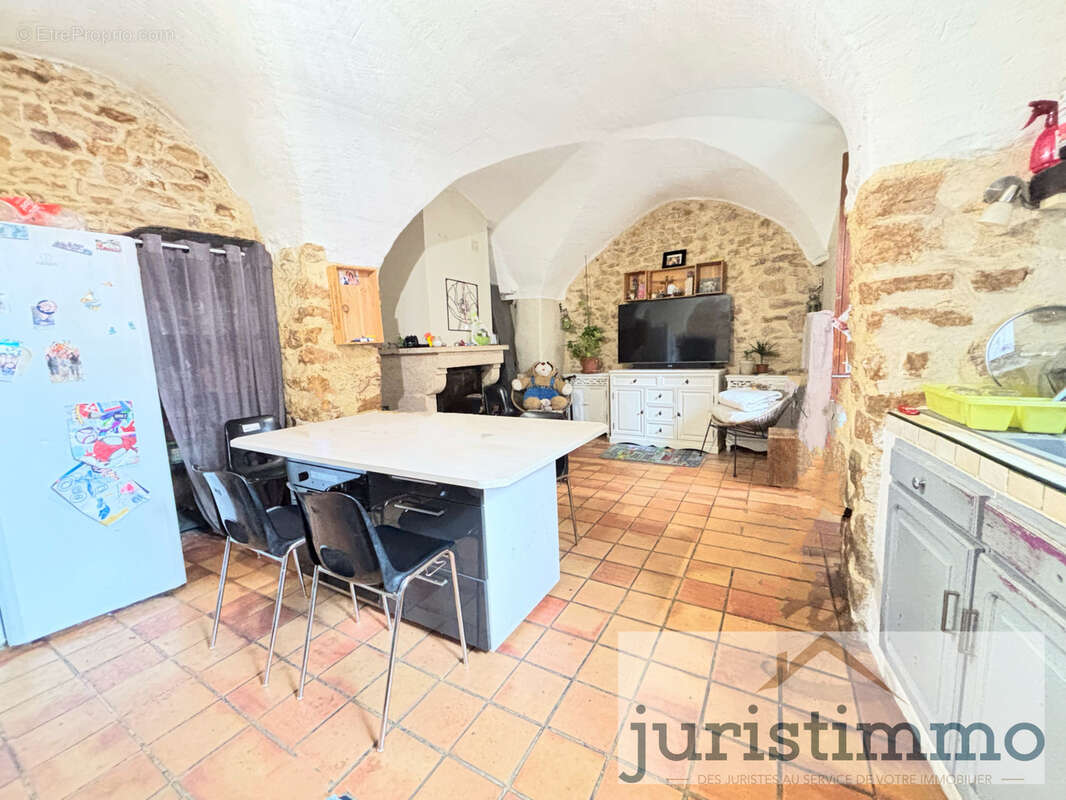Spécial investisseur: maison de village à Mornas avec locataire  en place - photo 4