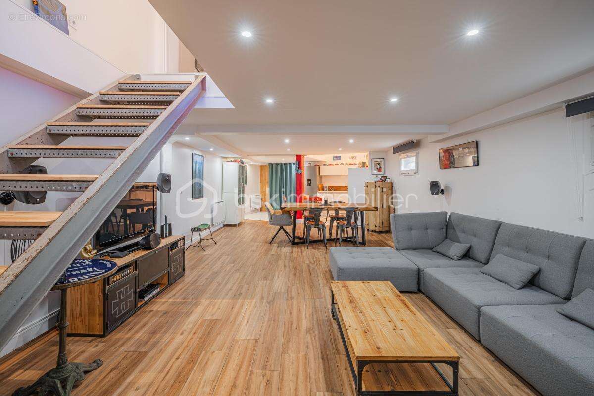 Spacieux et chaleureux 3 pièces rénové de 104 m2 en duplex - photo 2