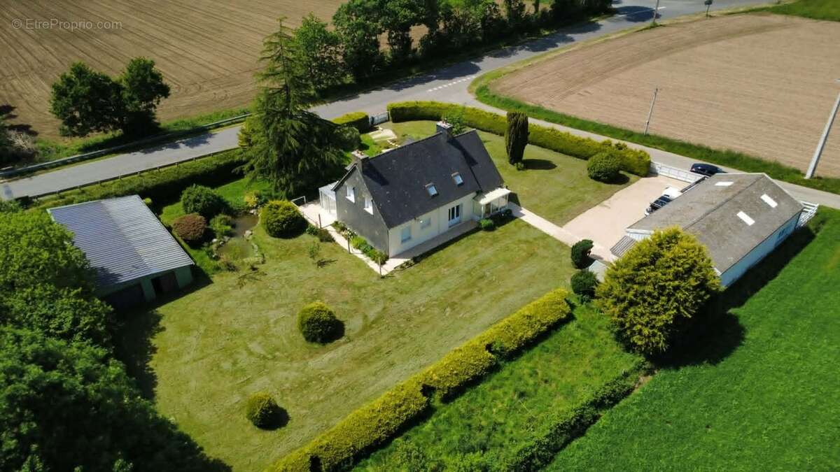 Propriété néo-bretonne avec véranda, hangar et fort potentiel idéalement situé - photo 3